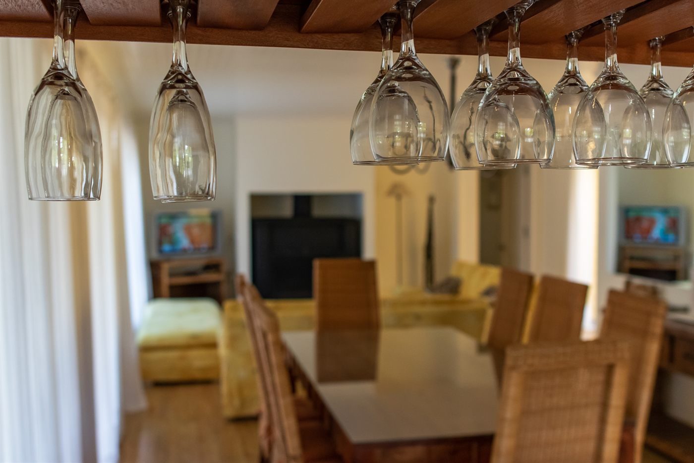 Comedor con las copas colgadas