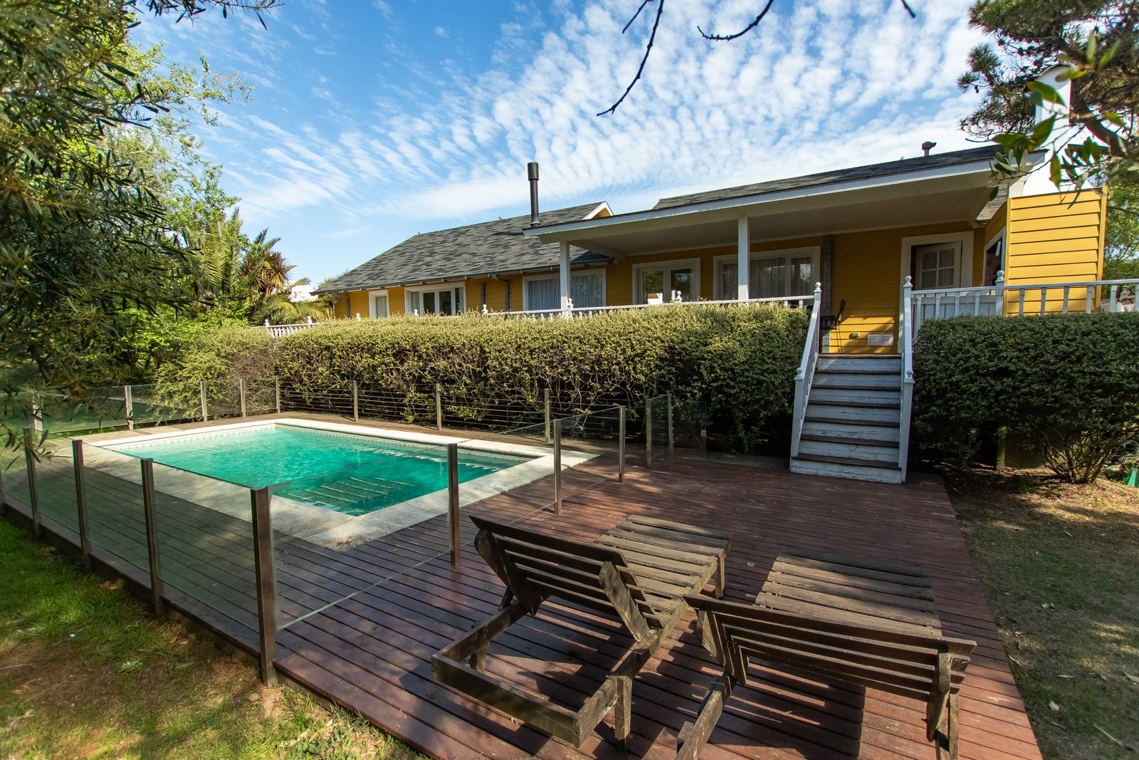 Piscina de la Casa Amarilla con la casa al fondo